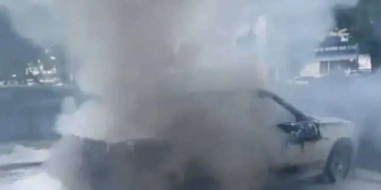 Астанада өртеніп жатқан көліктен үш бала құтқарылды