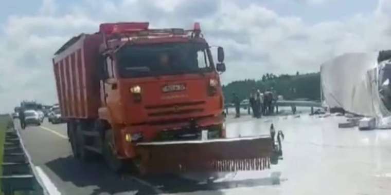 Бурабайға баратын тасжолда бояу төгіліп, көліктер кептеліп қалды (ВИДЕО)