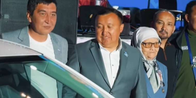 «Мен шалқаймағанда кім шалқаяды». Мәжіліс депутатына жерлестері көлік мінгізді