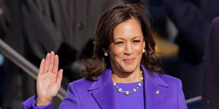 АҚШ президенттігінен үміткер Камала Харрис кім?