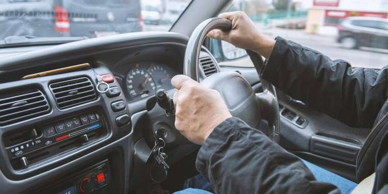 Рөлі оң жағында орналасқан көліктерді әкелуге салынған тыйым ұзартылады