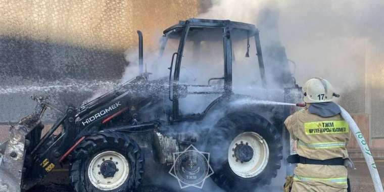 Алматыда трактор өртеніп кетті