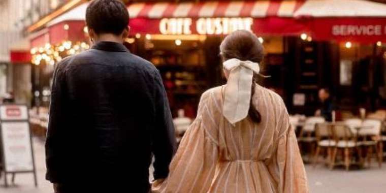 «Қазақтың заманауи махаббат символы»: Ерке Есмахан Raim-мен Парижде түскен суреттерін жариялады