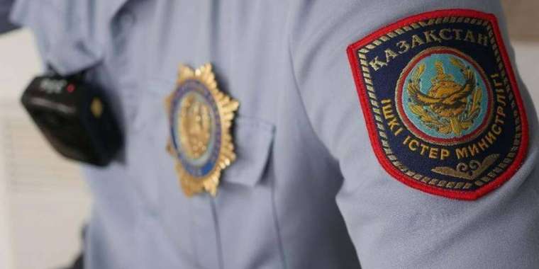 Шымкентте өз анасын ұрған полицей қызметінен қуылды