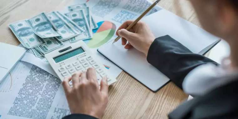 Шымкентте мектеп бухгалтері екі жылда өз шотына 64 млн теңге аударған