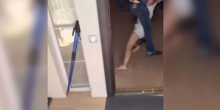 Марат Әйтенов экс-әйелін үйден неге сүйреп шығарғанын түсіндірді