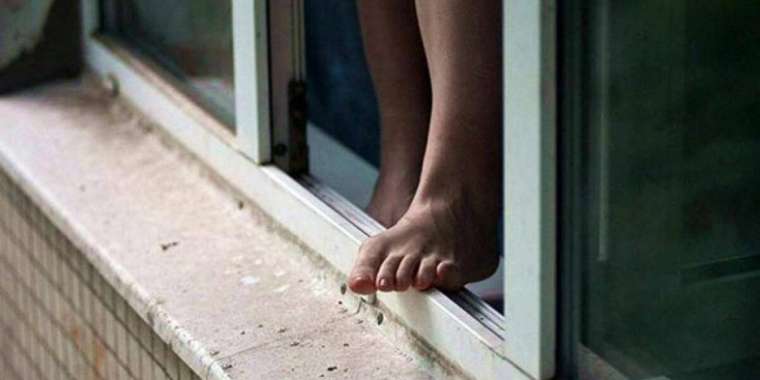 Астанада көп балалы ана балконнан секіріп кетті