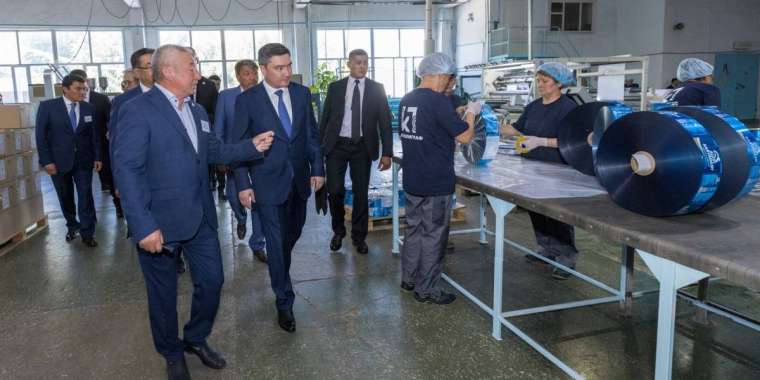 Олжас Бектенов Абай өңіріндегі өнеркәсіптің дамуымен танысты