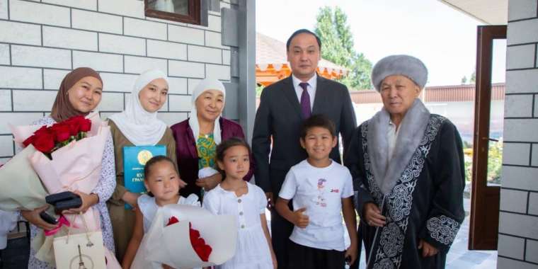 Жамбыл облысының әкімі Елдос Сметовтің ата-анасына медаль тақты