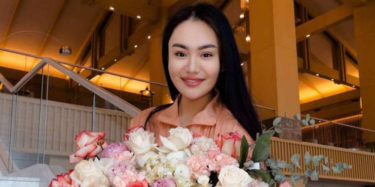 «Күйеуі ашулы». Төреғалидың қарындасына белгісіз біреу 1001 раушан гүлін жіберген