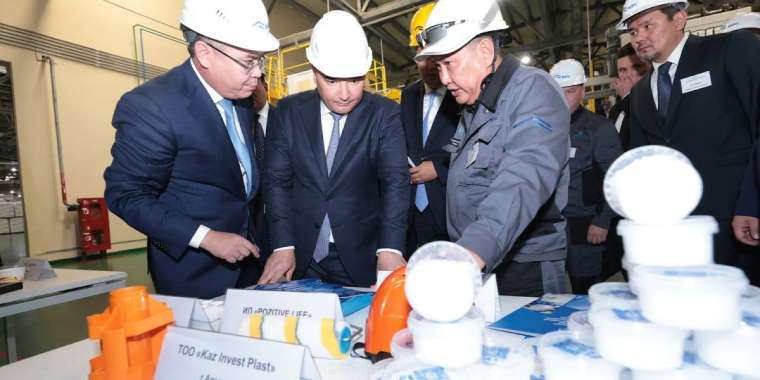 Бектенов Атырау облысындағы мұнай-газ өнеркәсібін тексерді