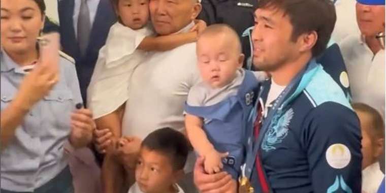 Елдос Сметов пен Ғұсман Қырғызбаев Алматыға оралды