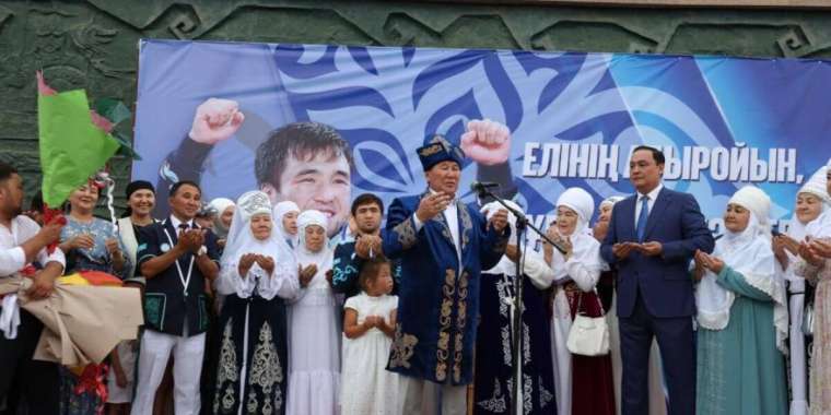 Елдос Сметовке жерлестері 5 бөлмелі пәтер сыйлап, көлік мінгізді