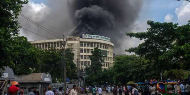 Бангладештегі бүлік: Премьер елден қашып, уақытша үкімет орнады