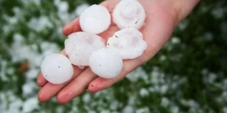 Астанада жауған бұршақтан екі адам зардап шекті