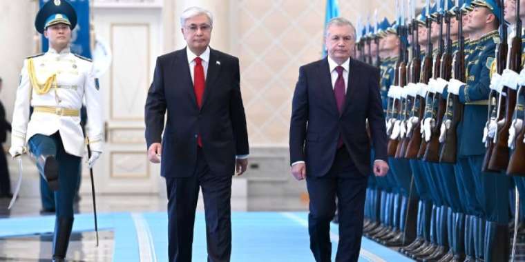 Қасым-Жомарт Тоқаев Өзбекстан президентін қарсы алды