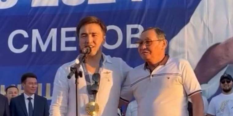 Елдос Сметов өзіне тарту етілген көлікті алғашқы бапкеріне сыйлады