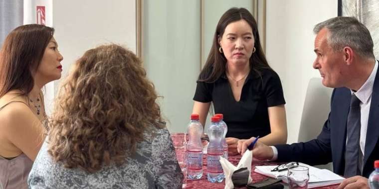 FlyArystan басшысы ұшаққа отырғызылмаған қыздың анасынан кешірім сұрады