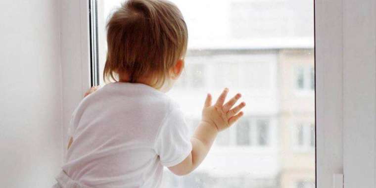 Астанада 6 жастағы бала төртінші қабаттан құлады