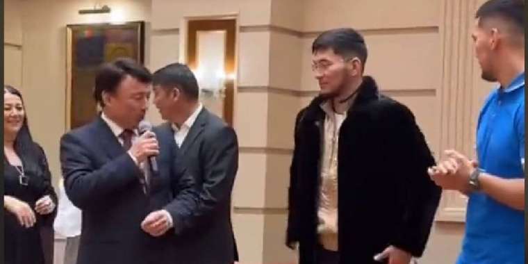 Димаштың ата-анасы боксшы Нұрбек Оралбайға тон кигізді