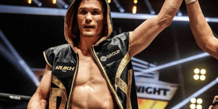 Данияр Елеусінов кәсіпқой рингке оралды