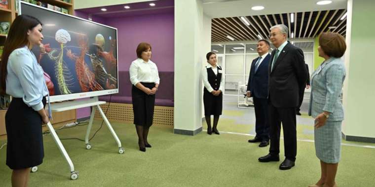 Мемлекет басшысы Қосшы қаласындағы мектеп-гимназиямен танысты