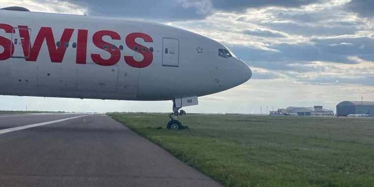 Астанада шұғыл қонған ұшақ жолаушысының жағдайы ауыр