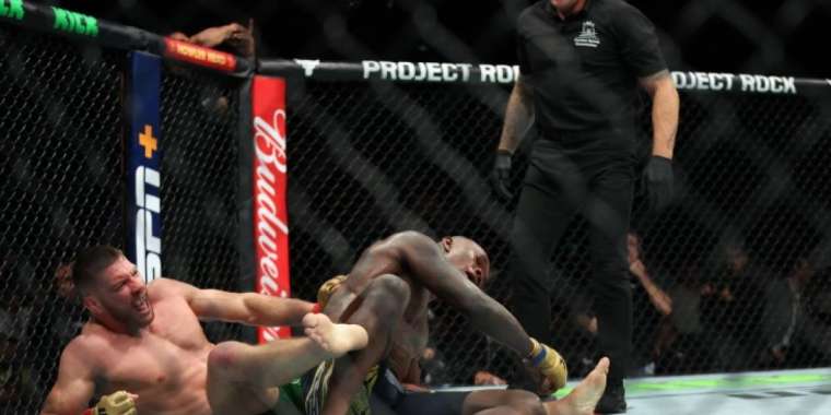 UFC: Адесанья дю Плессиден жеңіліп қалды