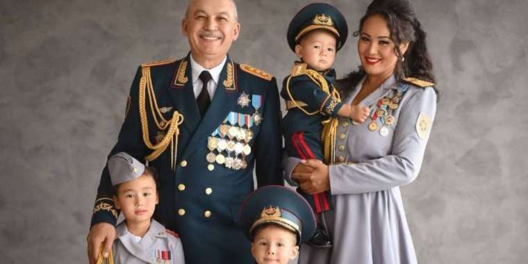Жап-жас әйелі мен кішкентай балалары бар: қорғаныс министрі отбасын көрсетті