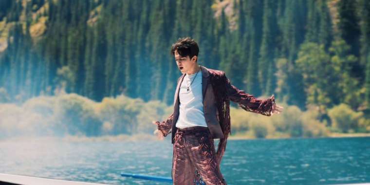 Димаш Құдайберген Қазақстанның туристік орындарында бейнебаян түсіріп жатыр