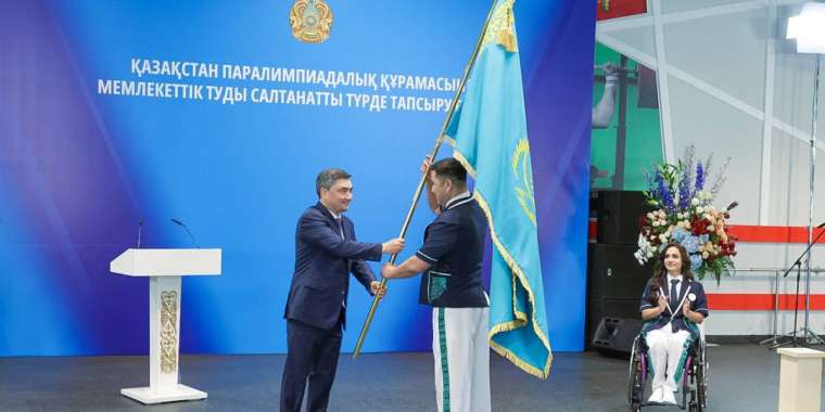 Олжас Бектенов Паралимпиада ойындарына қатысушыларға мемлекеттік туды табыстады