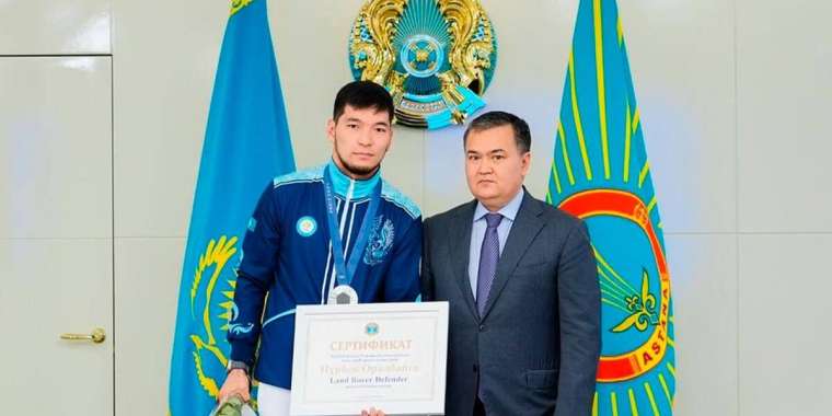 Нұрбек Оралбай да әкімнен сыйлыққа көлік алды