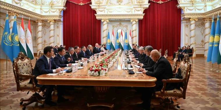 Тоқаев пен Рахмон кеңейтілген құрамда келіссөз жүргізді