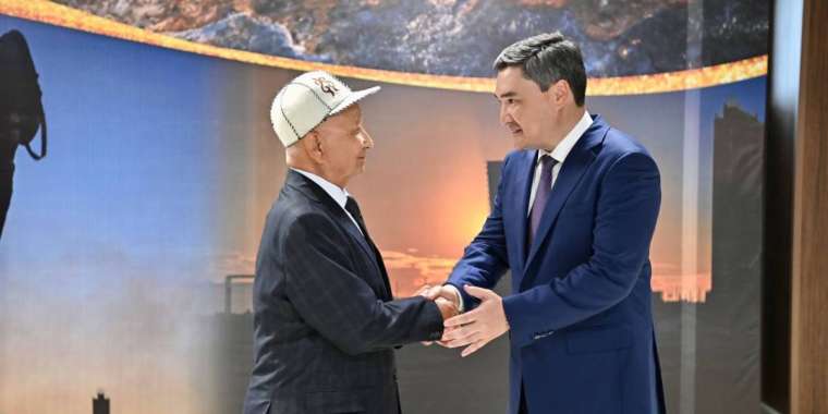 Премьер-министр Олжас Бектенов Президент атынан Ұлытау облысының кеншілеріне марапат табыс етті