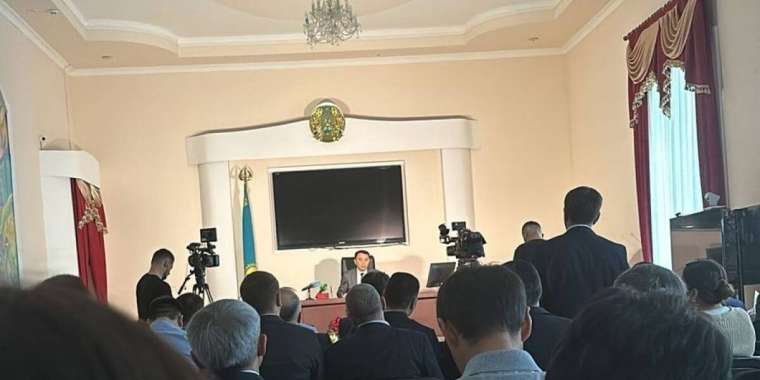 Қостанайда әкімнің жиналысында жарық өшіп қалды