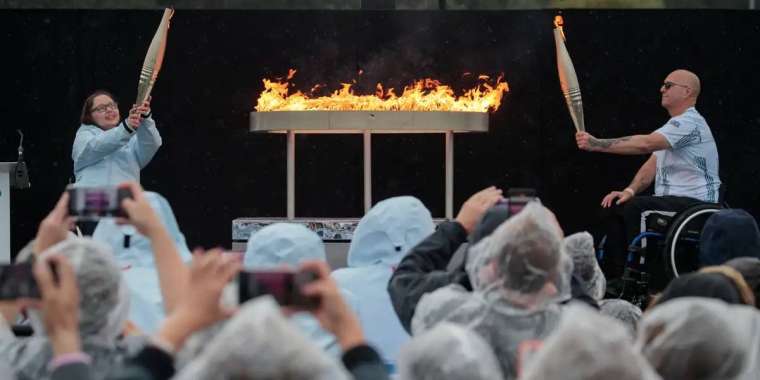 Паралимпиада алауы француз спортшыларына табыс етілді