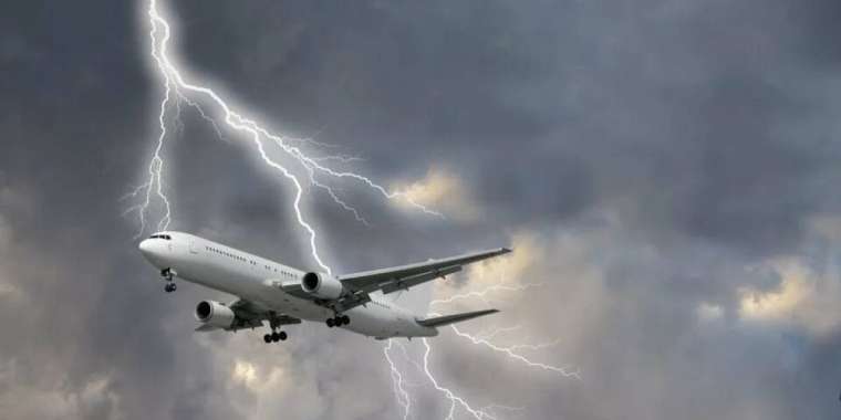 Ұшаққа найзағай түсіп, рейстер кестесі өзгерді