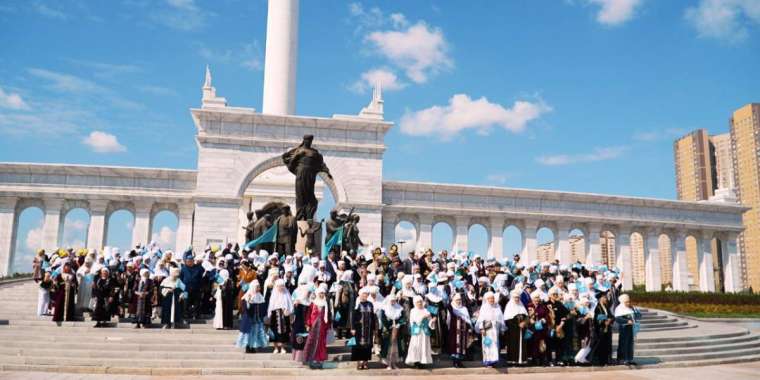 «Менің Қазақстаным»: Астанада 500-ден астам ардагер флешмобқа қатысты