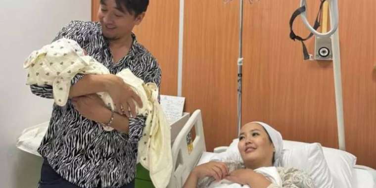 «Меломен» тобының әншісі бесінші баласы дүниеге келгенін айтты