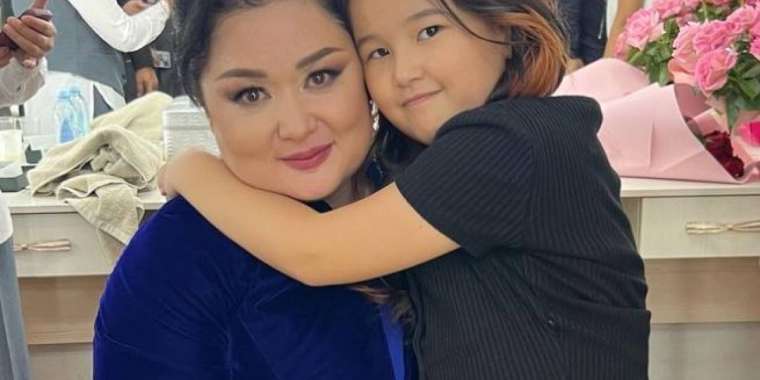 Роза Әлқожа балаларын ақылы мектепке бергеніне өкінгенін айтты