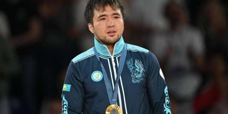 Елдос Сметов өзі туралы кино түсіреді