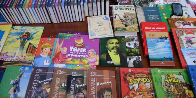 Ауыл кітапханаларына Президент атынан кітаптар табысталды