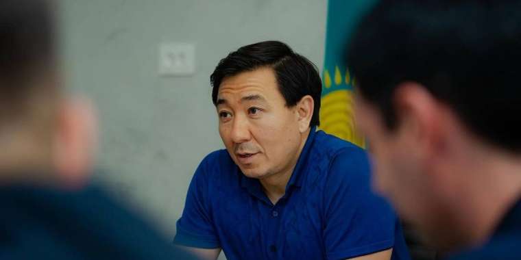 Өскеменде қала әкімі караокемен ән шырқап, жұртты таңғалдырды (ВИДЕО)