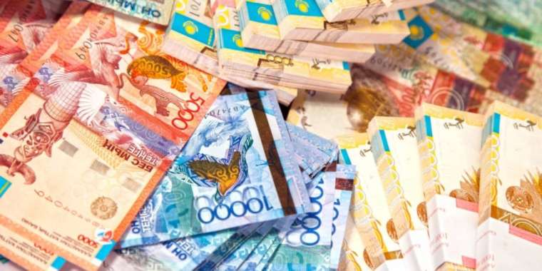 Ақтөбеде ЖОО басшысының әйелі студенттерден ақша алып отырған