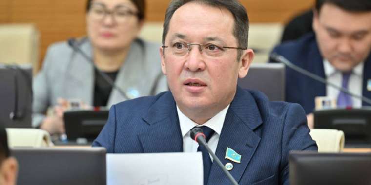 «Ұятсыз ұсыныстар жасады». Перуашев депутат Асқар Садықовтың партиядан шығарылу себебін айтты