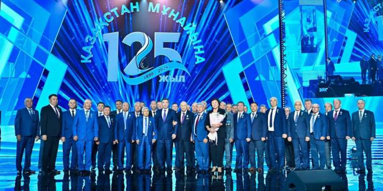 Олжас Бектенов мұнай саласының ардагерлеріне марапаттар табыс етті