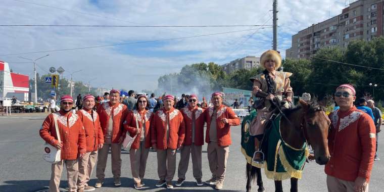 «Бірлік керуені» көшпенділер ойынына Алтайдағы ең үлкен сарқыраманың суын апара жатыр