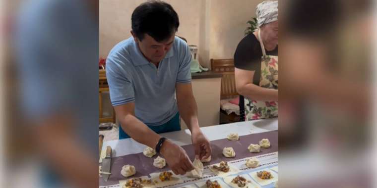 Әйеліне тамақ істеуге көмектескен Заттыбек Көпбосынұлы жігіттерге үндеу жасады