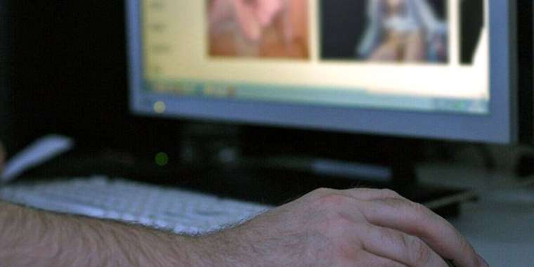 Орал тұрғыны әйелінің жалаңаш фотоларын таратқаны үшін 3 жылға сотталды