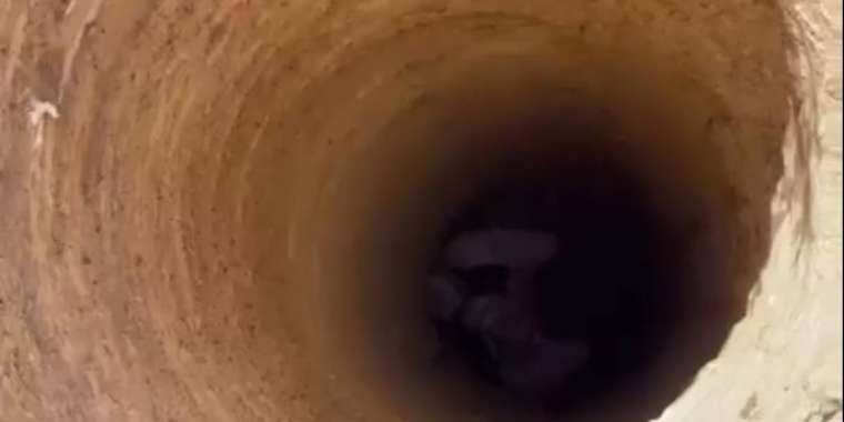 Атыраулық құтқарушылар бүлдіршінді терең шұңқырдан алып шықты (ВИДЕО)